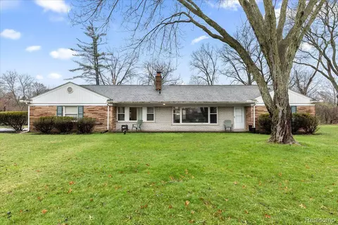 20719 Kennoway Cir, Beverly Hills, MI 48025