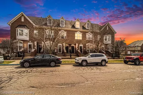 2771 Riverside Dr #32, Trenton, MI 48183