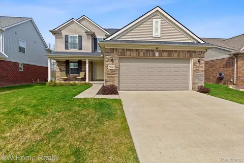 28642 Oakmonte Cir W, Lyon, MI 48165
