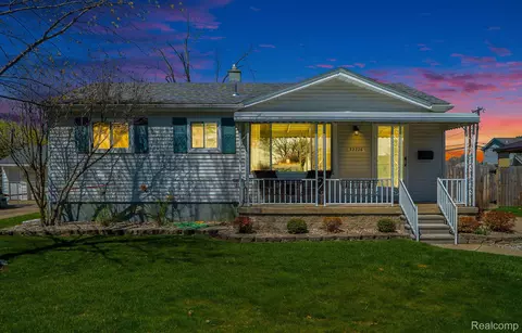 32226 Elmwood St, Garden City, MI 48135