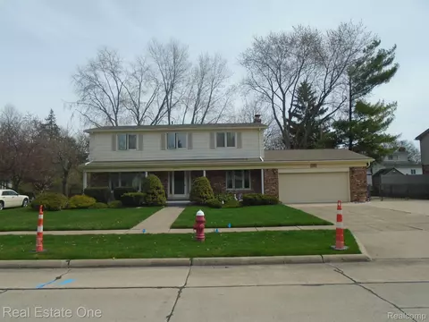 32860 Northampton Dr, Warren, MI 48093