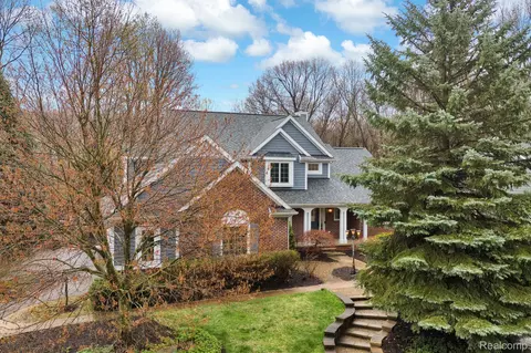 2440 Bevin Crt Ct, Commerce, MI 48382
