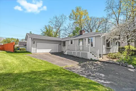 569 Lakeside Dr, Waterford, MI 48328