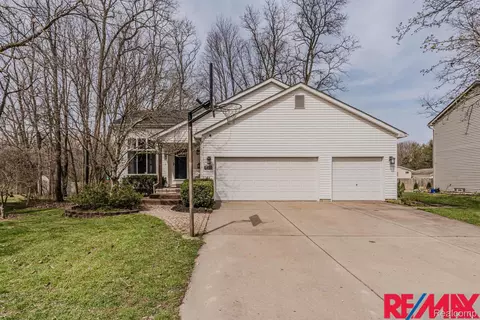5486 Brookhaven Crt Ct, Waterford, MI 48327