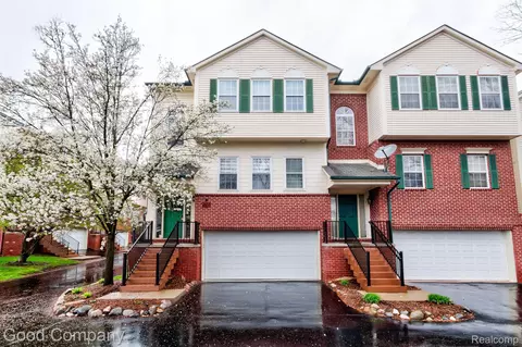 2656 Crooks Rd, Royal Oak, MI 48073