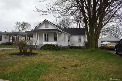 27940 Florence St, Saint Clair Shores, MI 48081