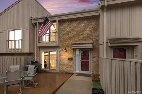 786 Oak Brook Ridge Dr, Rochester Hills, MI 48307