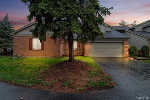 6534 Quail Run Cir, Westland, MI 48185