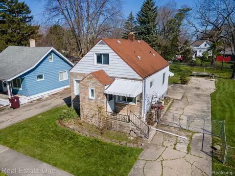 8449 Central, Center Line, MI 48015