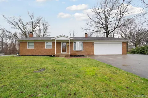 9167 Peer Rd, Green Oak, MI 48178