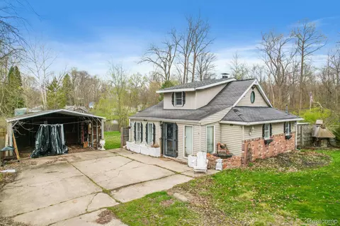 9685 Log Cabin Trl, White Lake, MI 48386