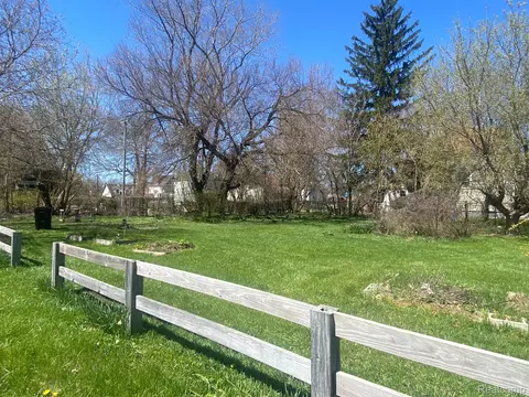 2409 Seyburn St, Detroit, MI 48214