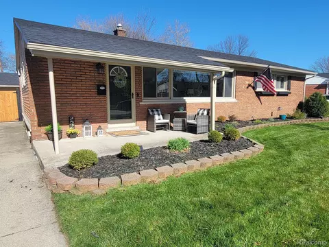 2830 S Trenton Dr, Trenton, MI 48183