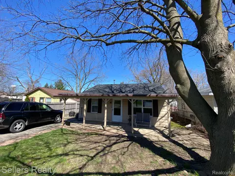 3059 Sloan Hts, Grand Blanc, MI 48507