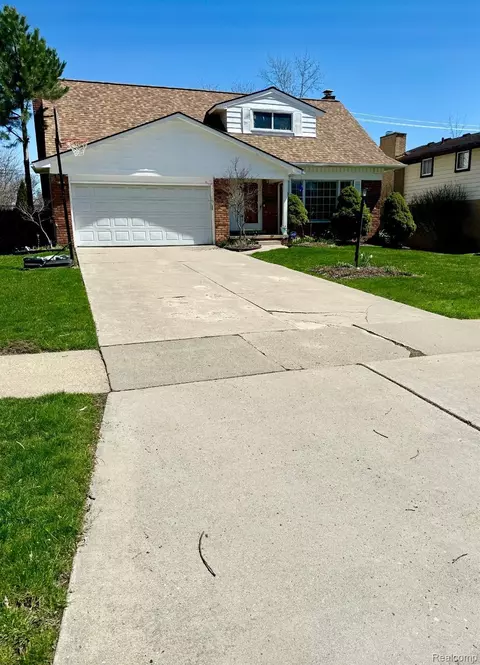 28434 E Larkmoor Dr, Southfield, MI 48076
