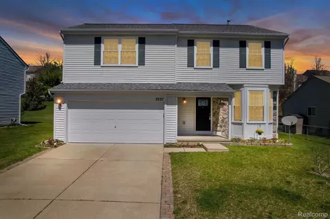 3337 Pond Ridge Dr, Holly, MI 48442