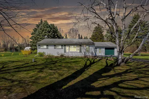4148 Bennett Lake Rd, Fenton, MI 48430