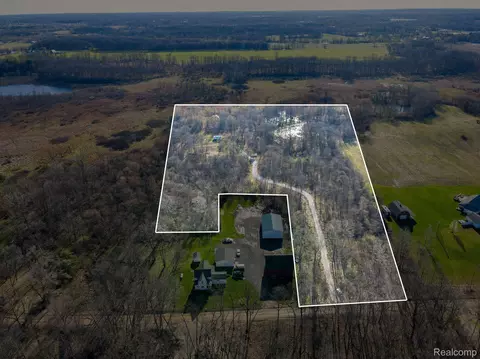 14245 Cole Rd, Argentine, MI 48451