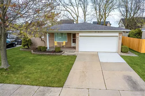 27215 Evelyn Ave, Brownstown, MI 48183