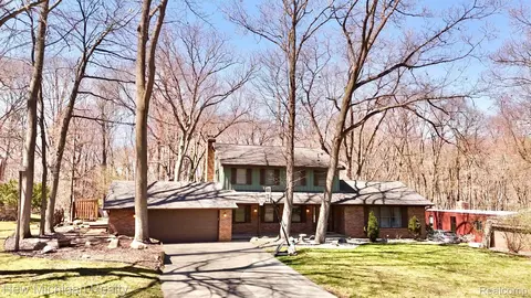 5289 Conestoga Dr, Flushing, MI 48433