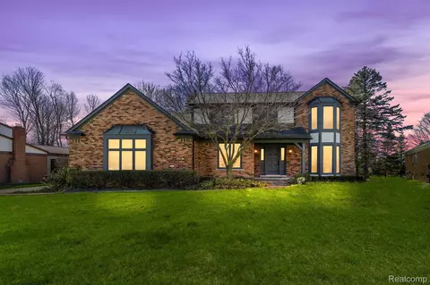 306 Eckford Crt Ct, Troy, MI 48085