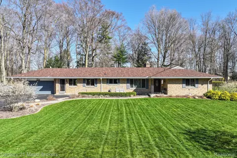 2192 Crestline Dr, Burton, MI 48509