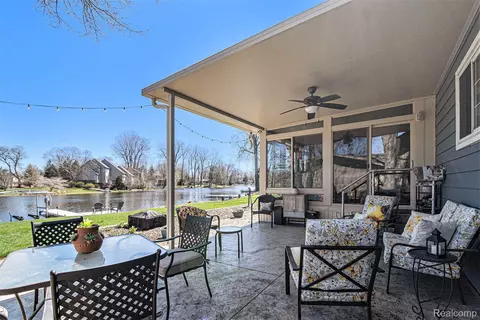 959 Artdale Dr, White Lake, MI 48383