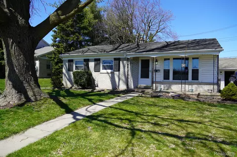 4625 Auburn Rd, Shelby Township, MI 48317