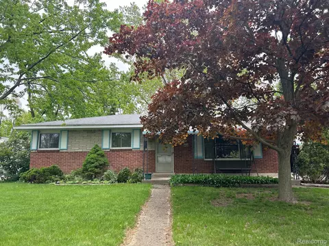 5878 Lochleven Dr, Waterford, MI 48327