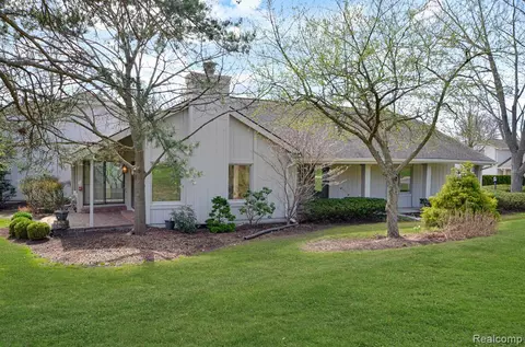 1823 Golf Ridge Dr, Bloomfield Hills, MI 48302