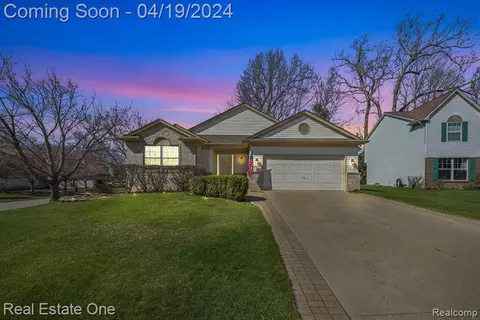 3287 Pin Oak Dr, Lake Orion, MI 48359