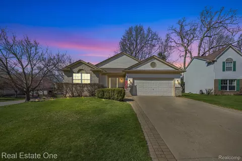 3287 Pin Oak Dr, Orion, MI 48359