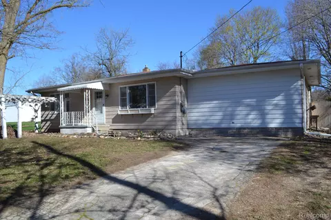 10240 Hill Rd, Swartz Creek, MI 48473