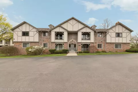 42160 Woodward Ave 8 Autumn Ave #8, Bloomfield Hills, MI 48304