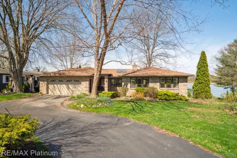 2765 Earl Lake Rd, Oceola, MI 48843