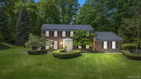 5200 Hardwoods Dr, West Bloomfield, MI 48323