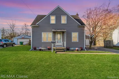 29149 James St, Garden City, MI 48135