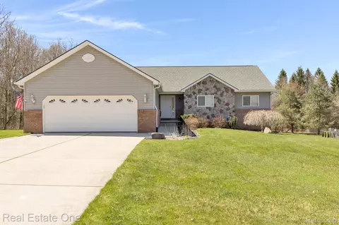 515 Forest Hill Dr, Brandon, MI 48371