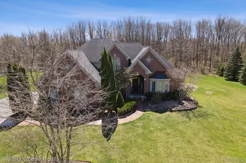2080 Wildflower Ln, Milford, MI 48380