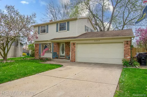22665 Hillcrest Crt Ct, Woodhaven, MI 48183