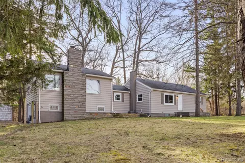 3819 S Ortonville Rd, Brandon, MI 48348