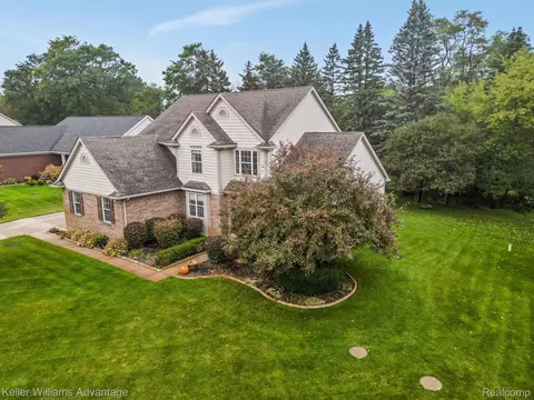1282 Ridgefield Crt Ct, White Lake, MI 48383