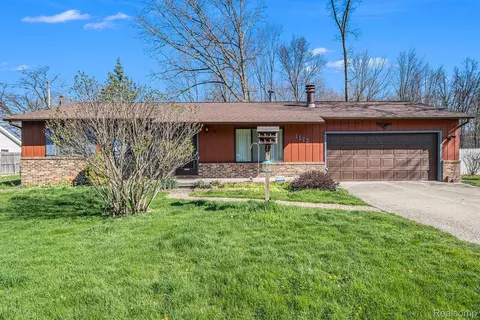 1173 Lincoln Dr, Grand Blanc, MI 48507