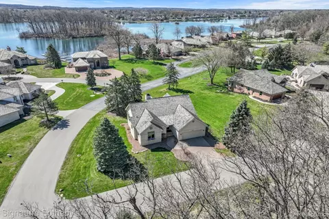 51 Chateaux Du Lac, Fenton, MI 48430