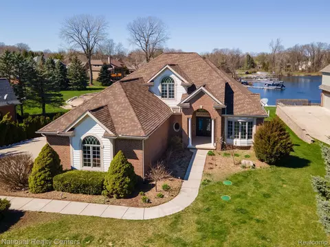 1463 Schooner Cv, Highland, MI 48356