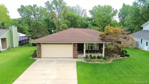 51904 Fox Pointe Dr, New Baltimore, MI 48047