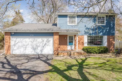 2736 W Meadow Dr, White Lake, MI 48383