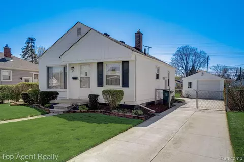 69 Nakota St, Clawson, MI 48017