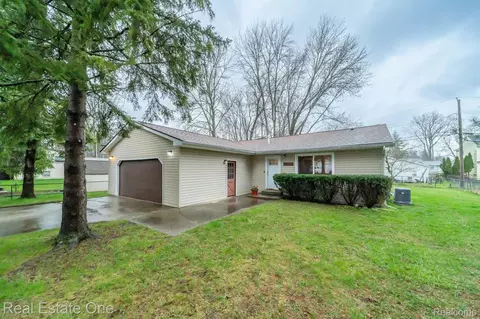 469 Springle Dr, Waterford, MI 48327