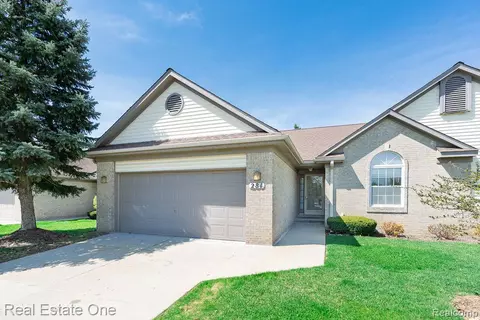 281 Whispering Hl, Commerce, MI 48390